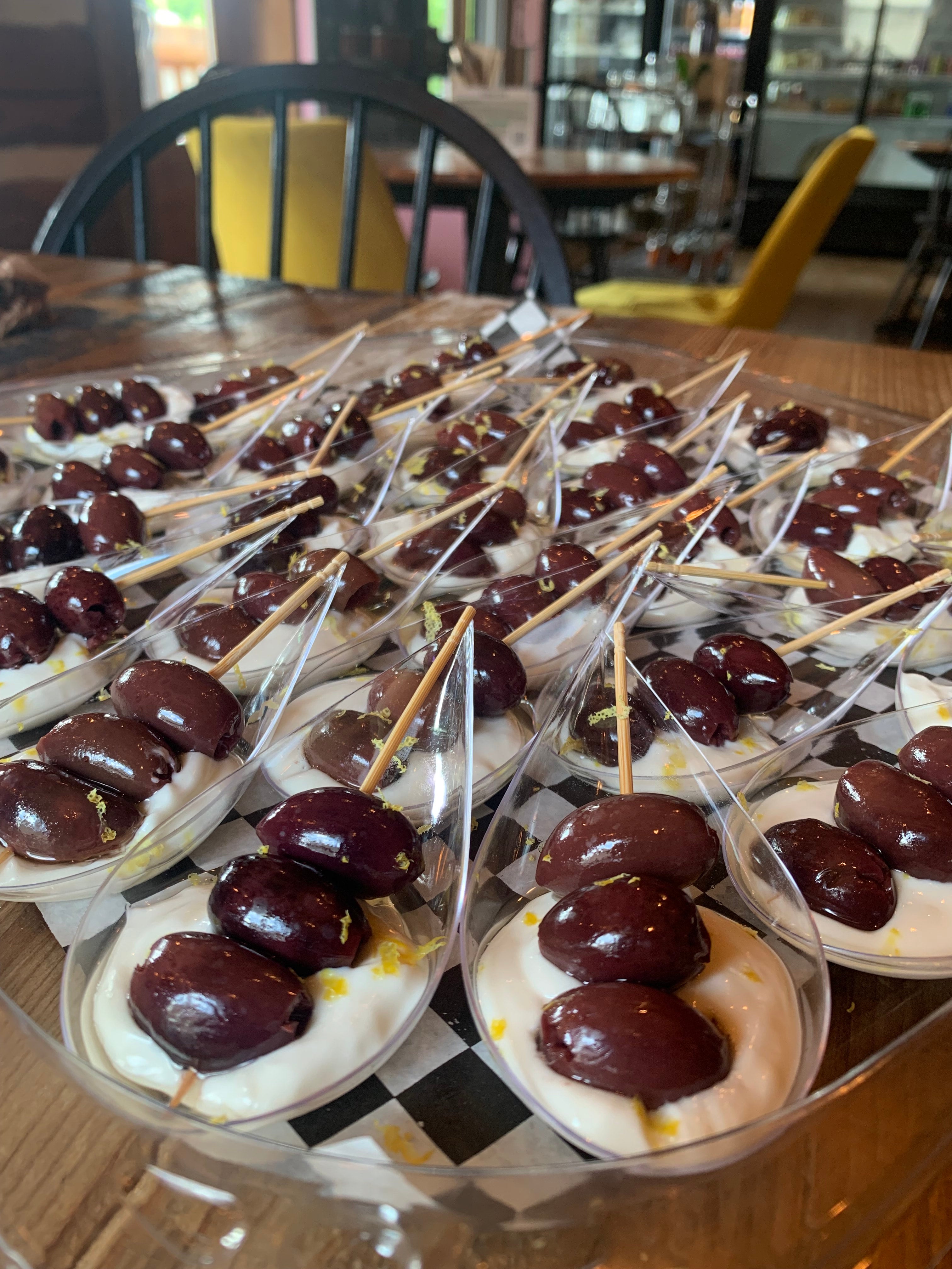 Plateau de bouchées - Olives marinés sur labneh fouetté à l'ail confit