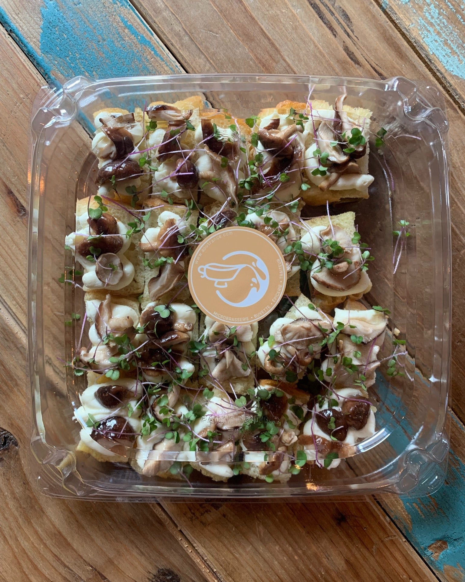 Plateau de bouchées - Fromage fouetté & champignons marinés sur focaccia maison