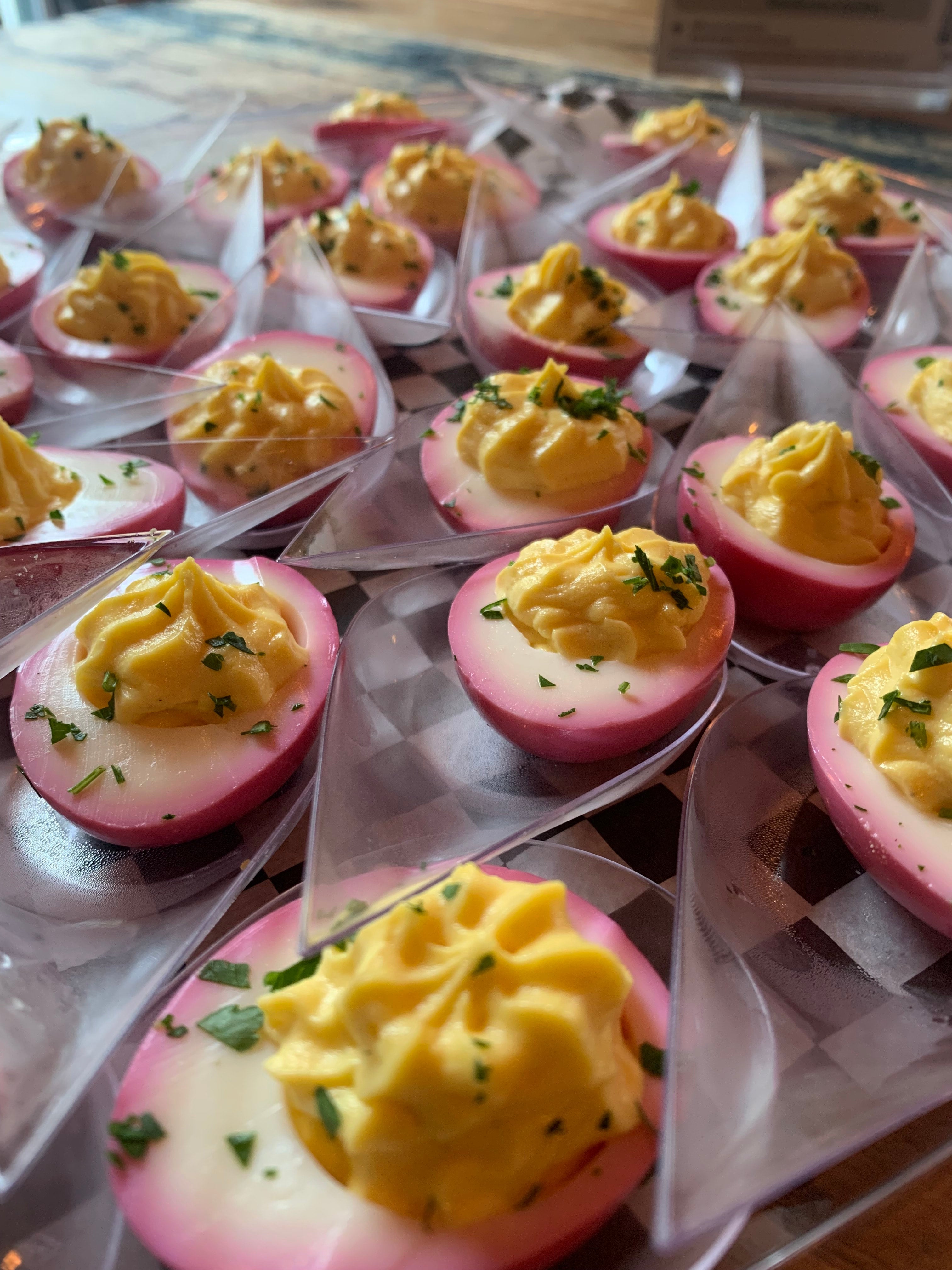 Plateau de bouchées - Oeuf mariné au jus de betterave & farce crémeuse